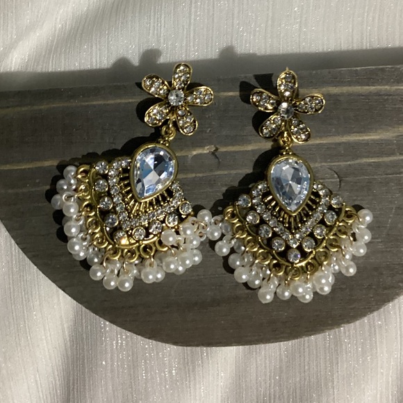 Antique Gold Vintage Style Elegant Sparkly Flower Drop Pearl Tassel Drop Earring - Picture 11 of 16